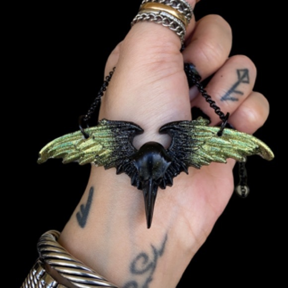 Black & yellow glitter resin skull crow necklace - Picture 5 of 11